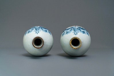 Een paar blauw-witte Delftse apothekersflessen, 18e eeuw